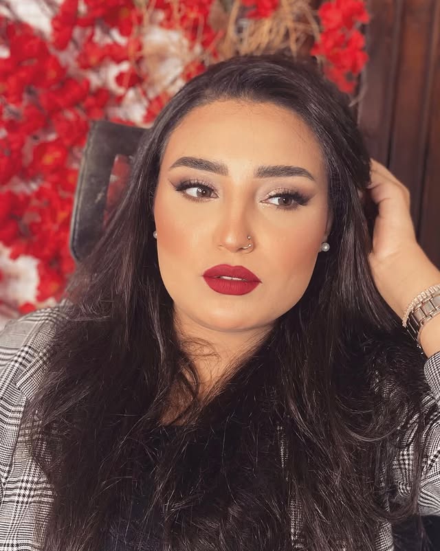 Visage entier et maquillage glamour réalisé par Biba Signature